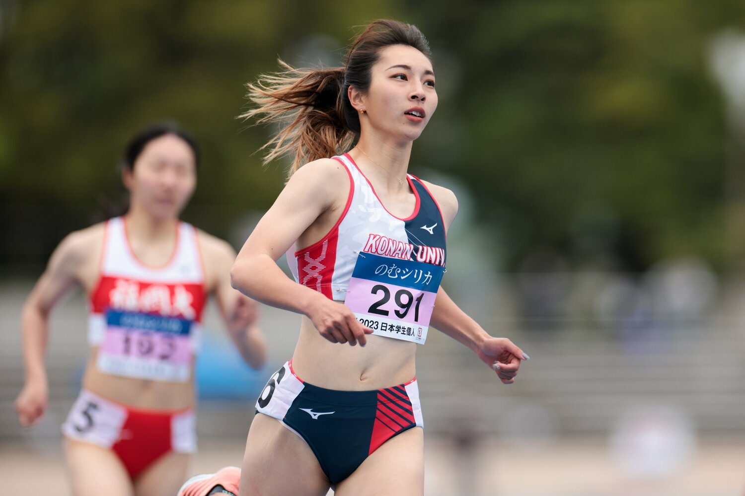 「自分の好きなビジュアルでいたい」という岡根。令和のアスリートらしい感覚かもしれない　©AFLO