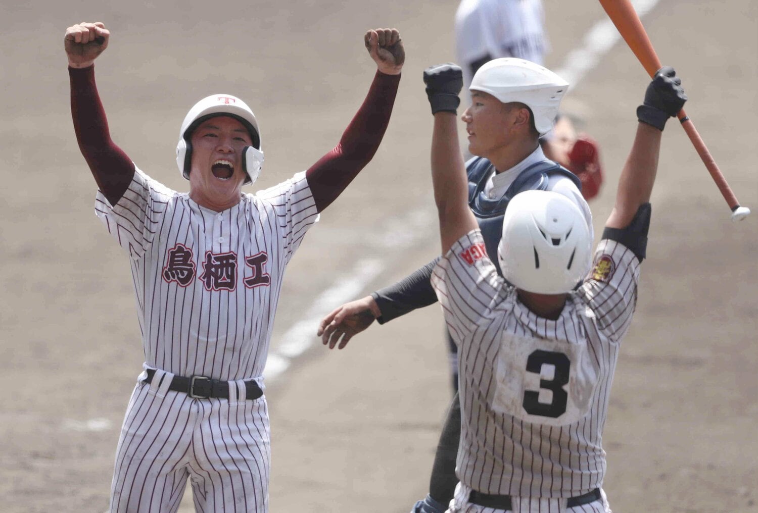 弟・響とバッテリーを組む捕手の松延晶音は1回戦の富山商高戦でサヨナラの生還を果たす　©JIJI PRESS