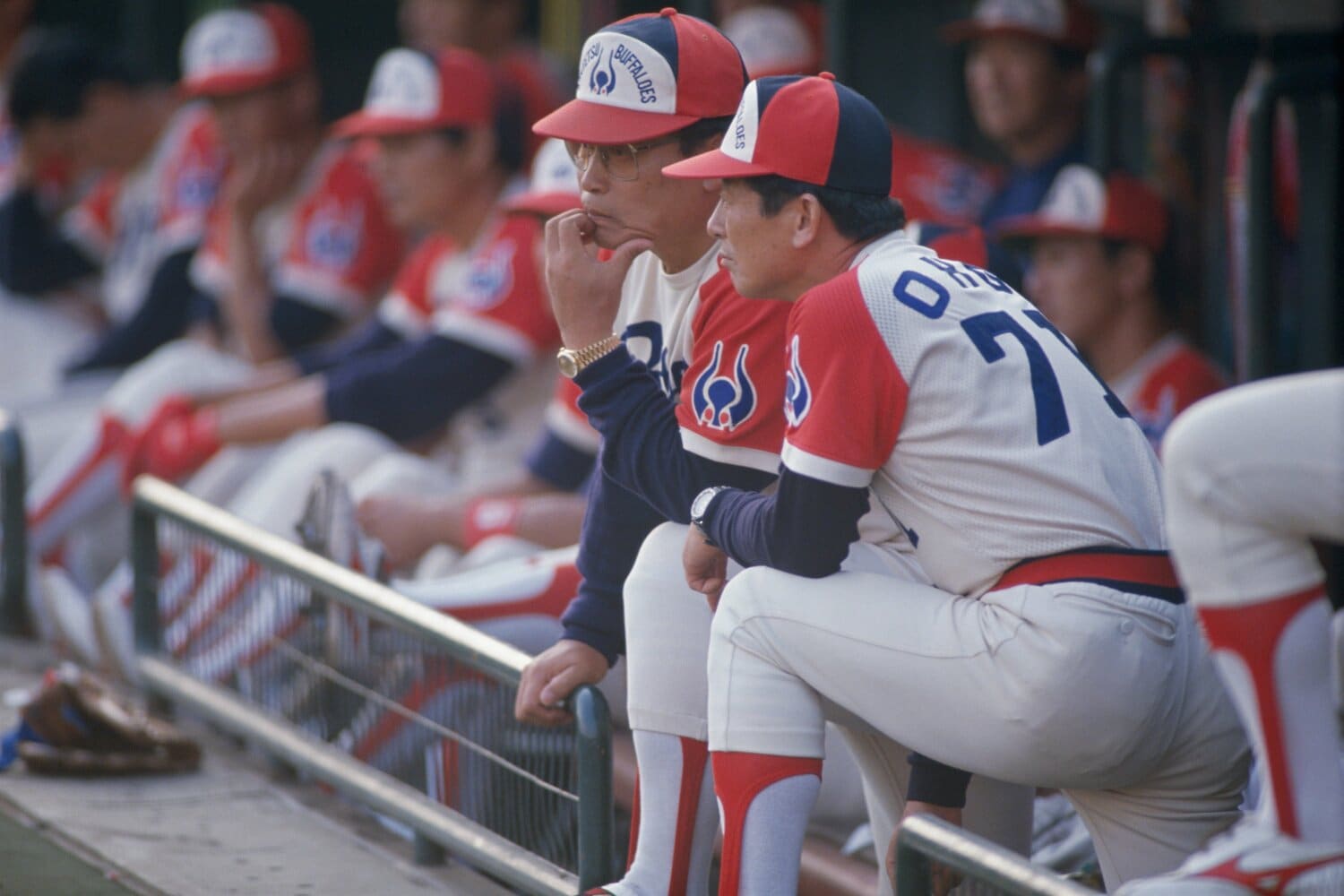 近鉄・仰木監督（右）。左隣は指揮官の片腕となった中西太ヘッドコーチ　©︎Naoya Sanuki