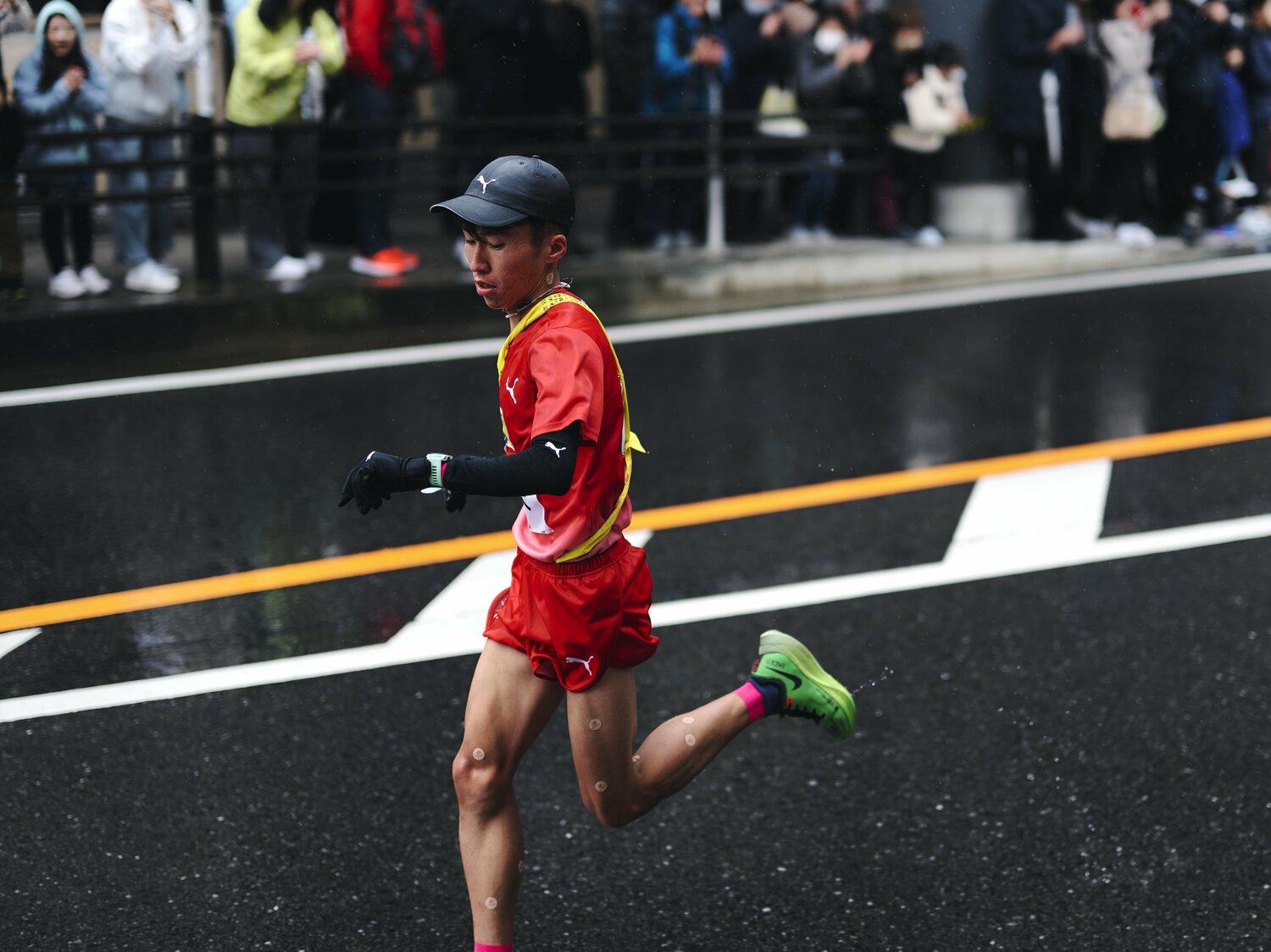 雨中の5区、タイムを確認しながら力走する山本　©Yuki Suenaga