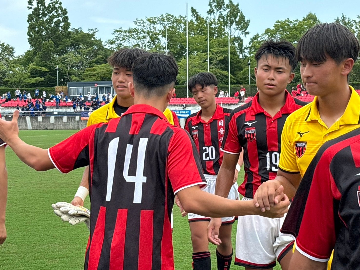 引き上げる仲間たちを鼓舞する高岡(14番)©︎Takahito Ando
