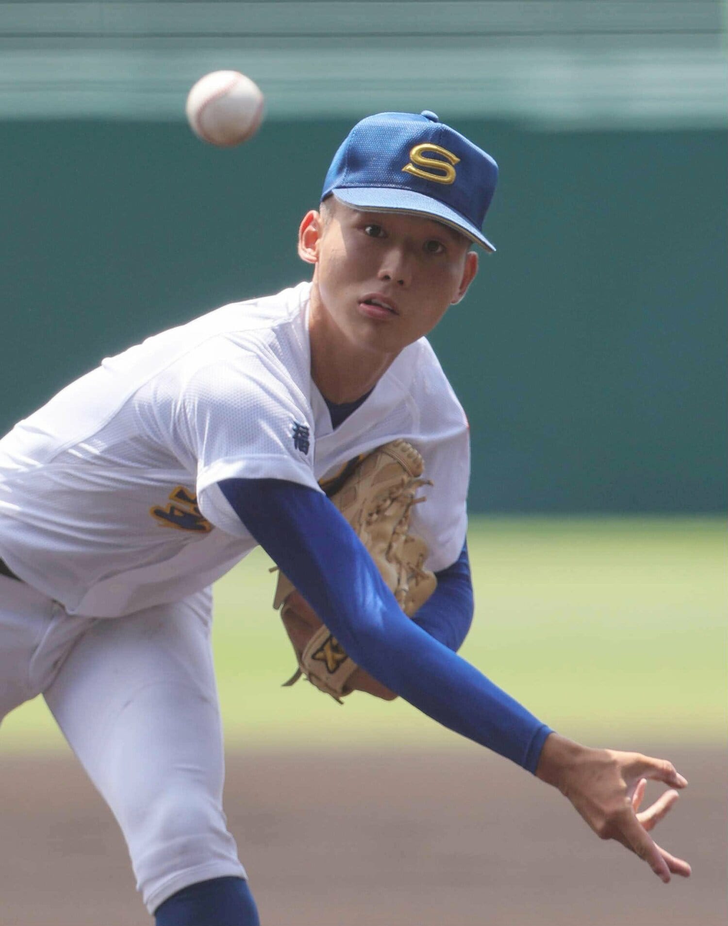 甲子園で力投する高野　©JIJI PRESS