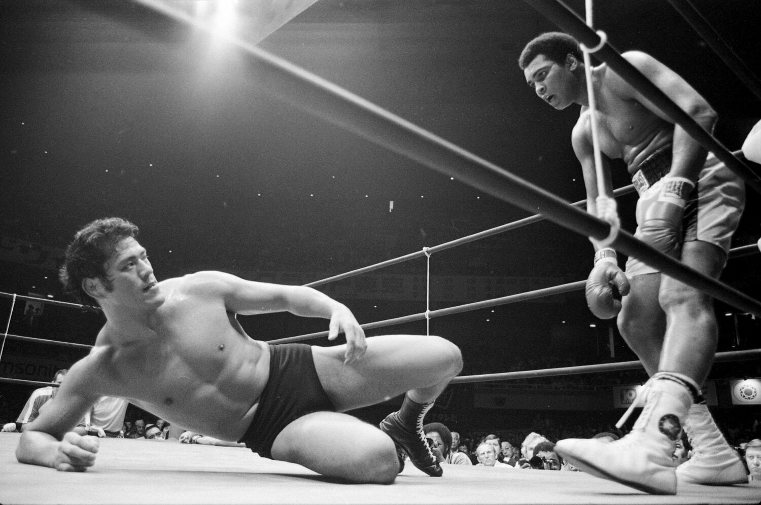 今から49年前、異種格闘技戦として実施されたボクシングヘビー級王者のモハメド・アリとプロレスラー・アントニオ猪木の一戦　©JIJI PRESS