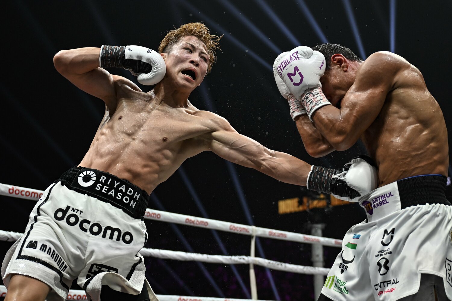 6ラウンド、井上尚弥のボディ、ボディ、ボディの連発。押し戻されるアフマダリエフ ©Hiroaki Finito Yamaguchi