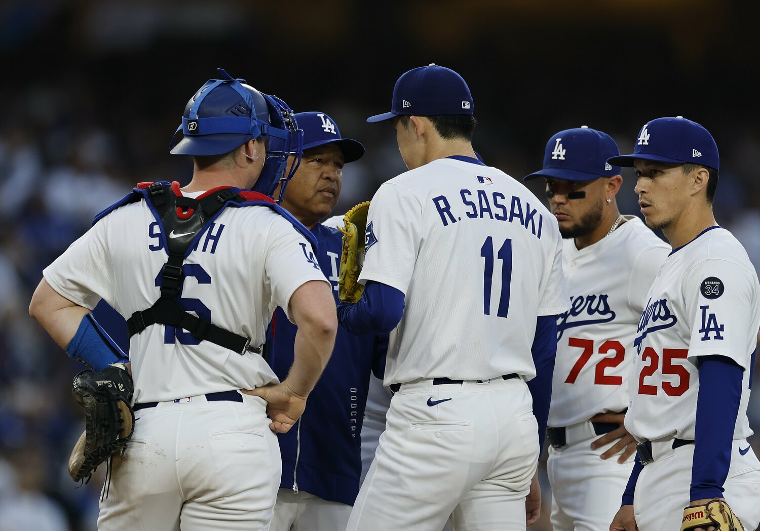 現地時間3月29日のタイガース戦。2回を持たずに降板する佐々木朗希にマウンドで語りかけるロバーツ監督　©Getty Images