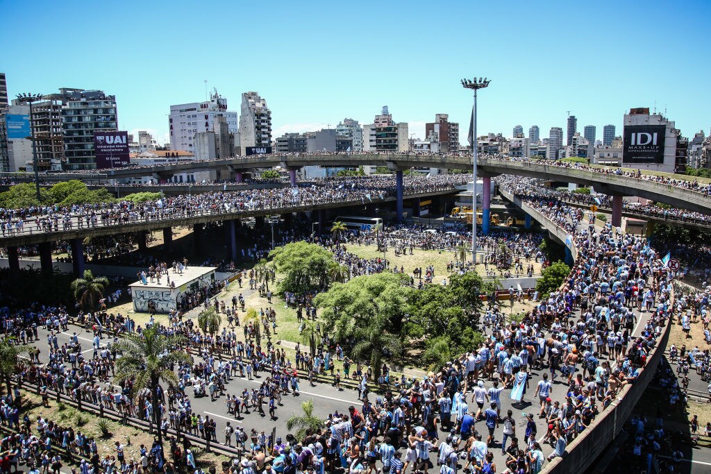 人々が歩いているのは“通行止めになっていないはず”の高速道路である　©Getty Images