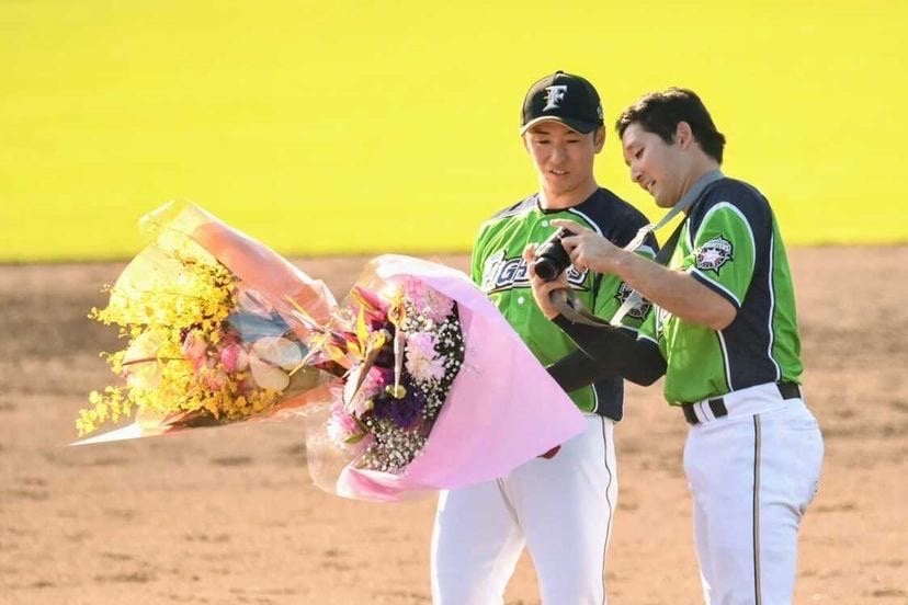 撮影した写真を斎藤に見せる杉谷（写真は本人提供）