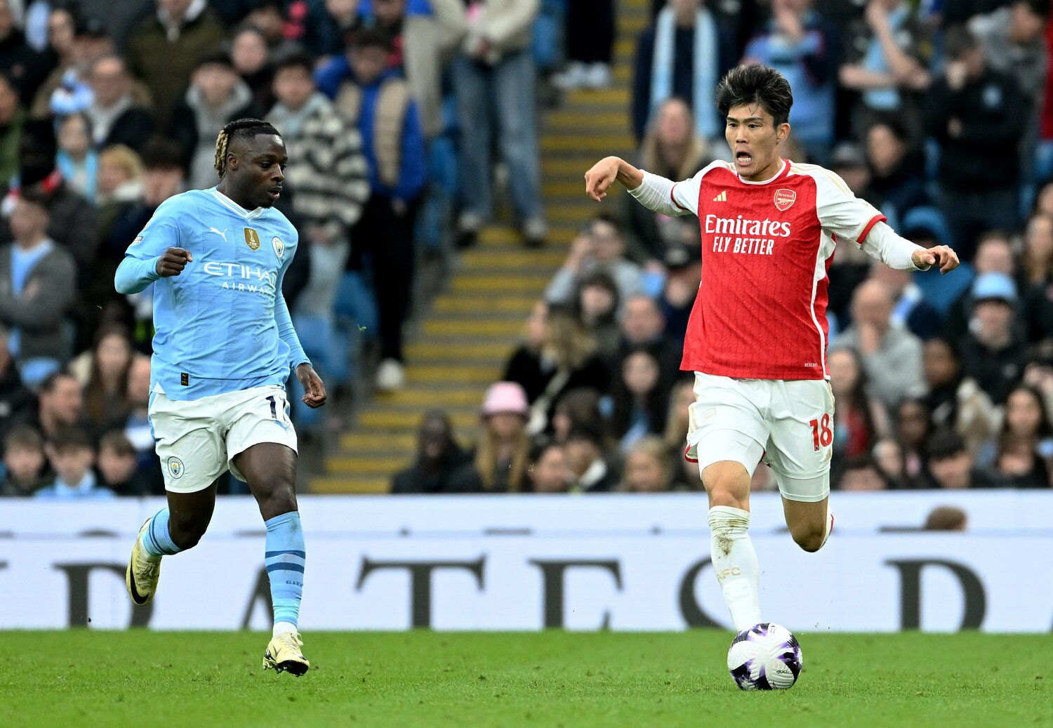 ドクとマッチアップする冨安　©Getty Images