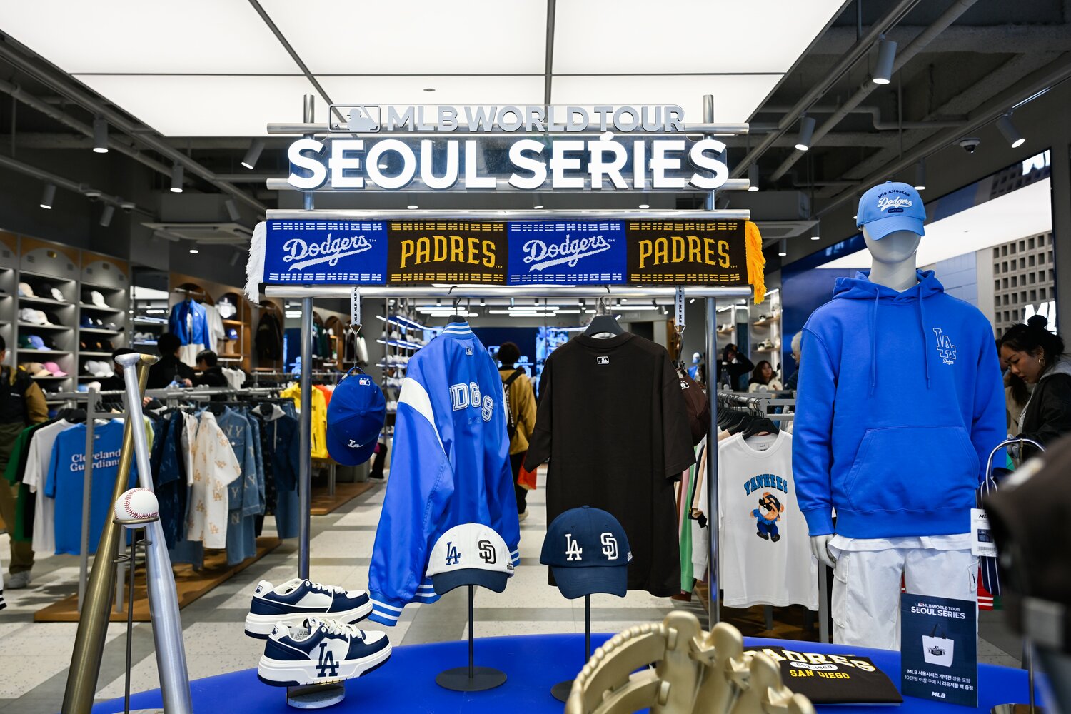 グッズストアの店頭は青成分多め　©Nanae Suzuki