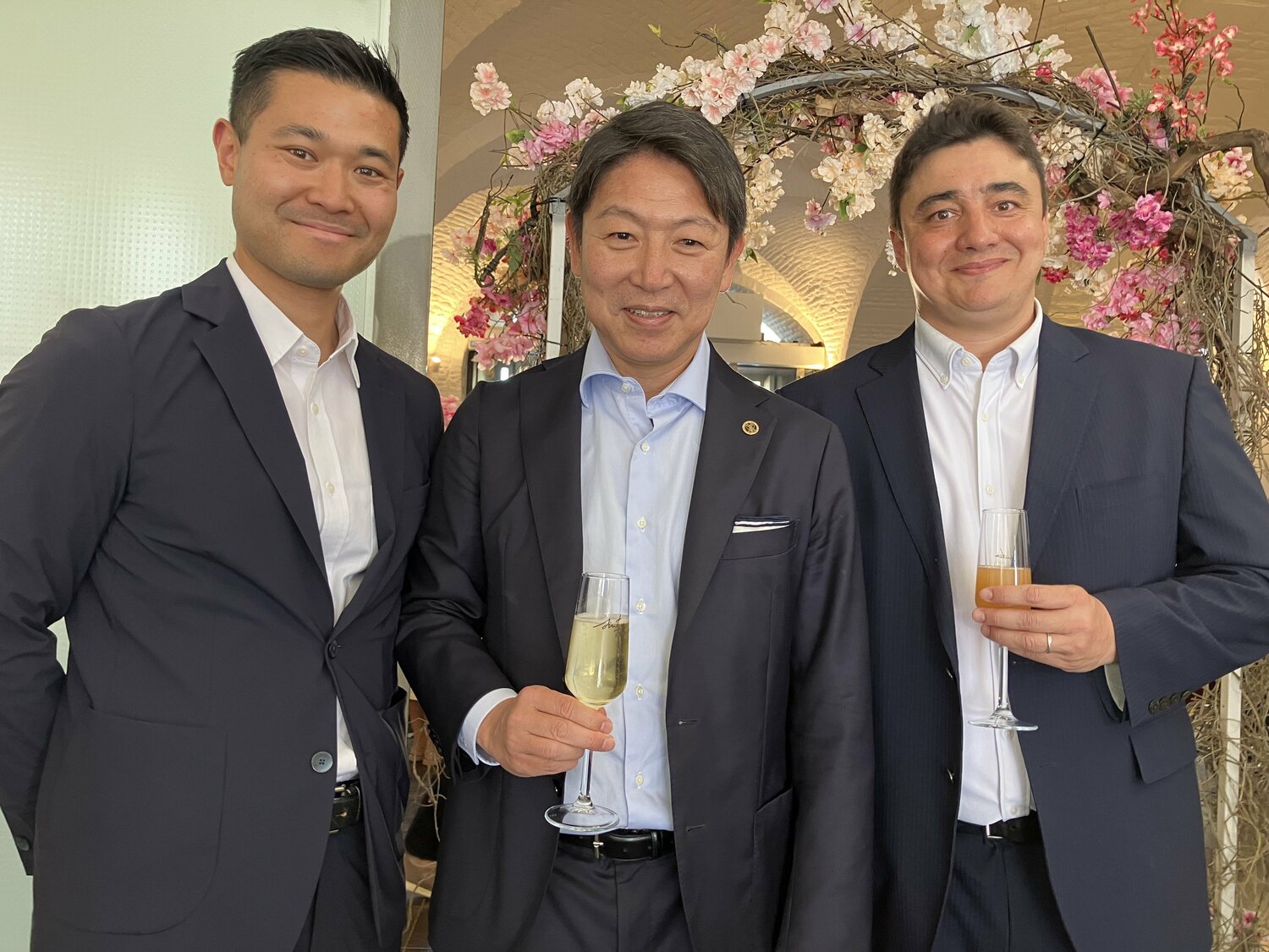 祝勝会での（左から）強化部の薬丸氏、立石CEO、ピントTD　©Toru Nakata