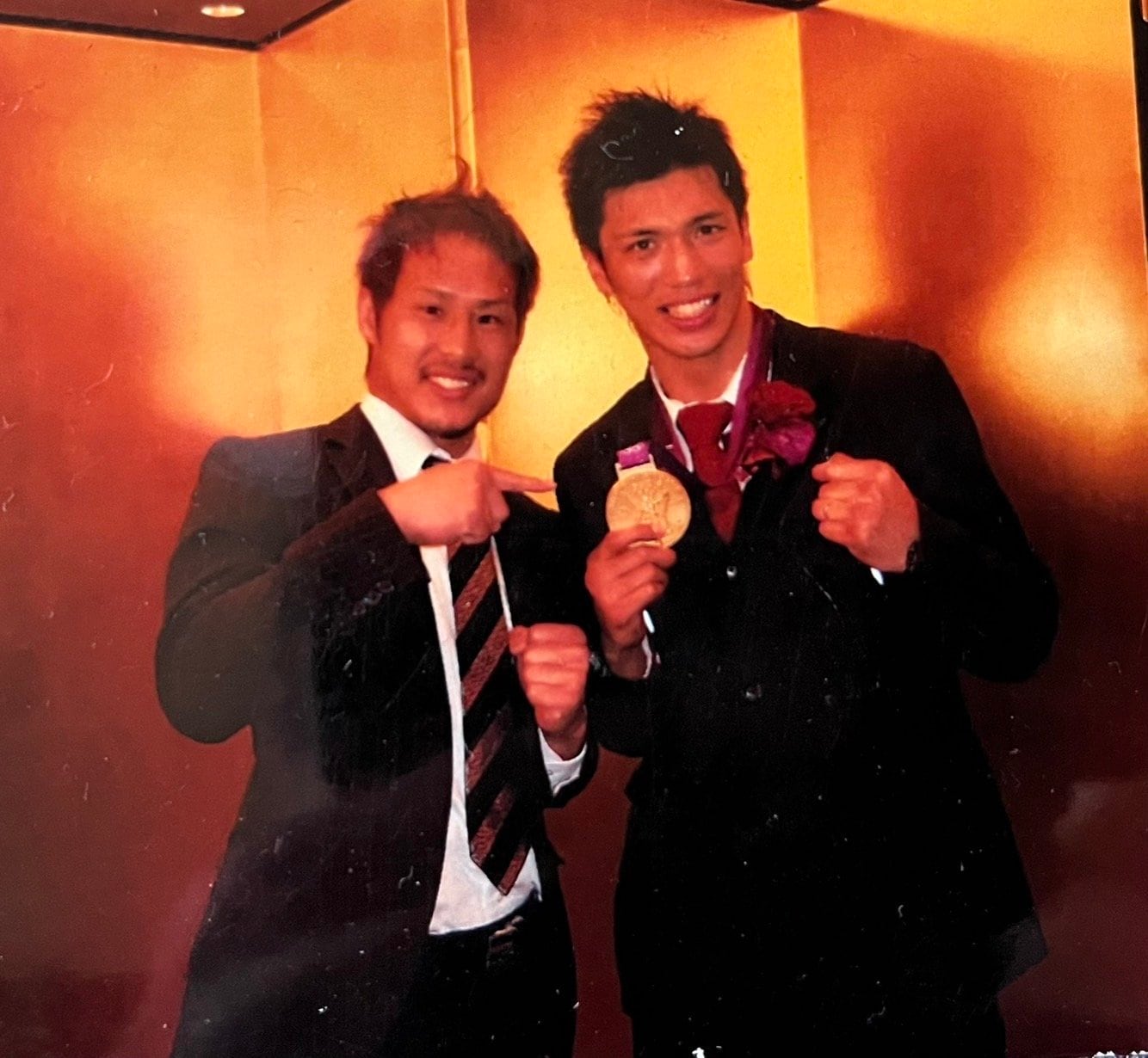 近藤が王座返り咲きに失敗した2012年。ロンドン五輪で同期生の村田諒太は金メダルを獲得。写真はその祝勝会で