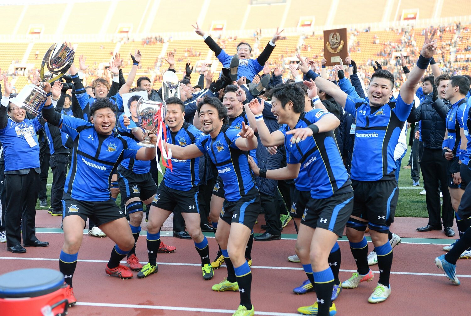 日本選手権で東芝を破り、北川智規（中央）を中心に大盛り上がりのパナソニック（2014年3月）　©︎Sankei Shimbun