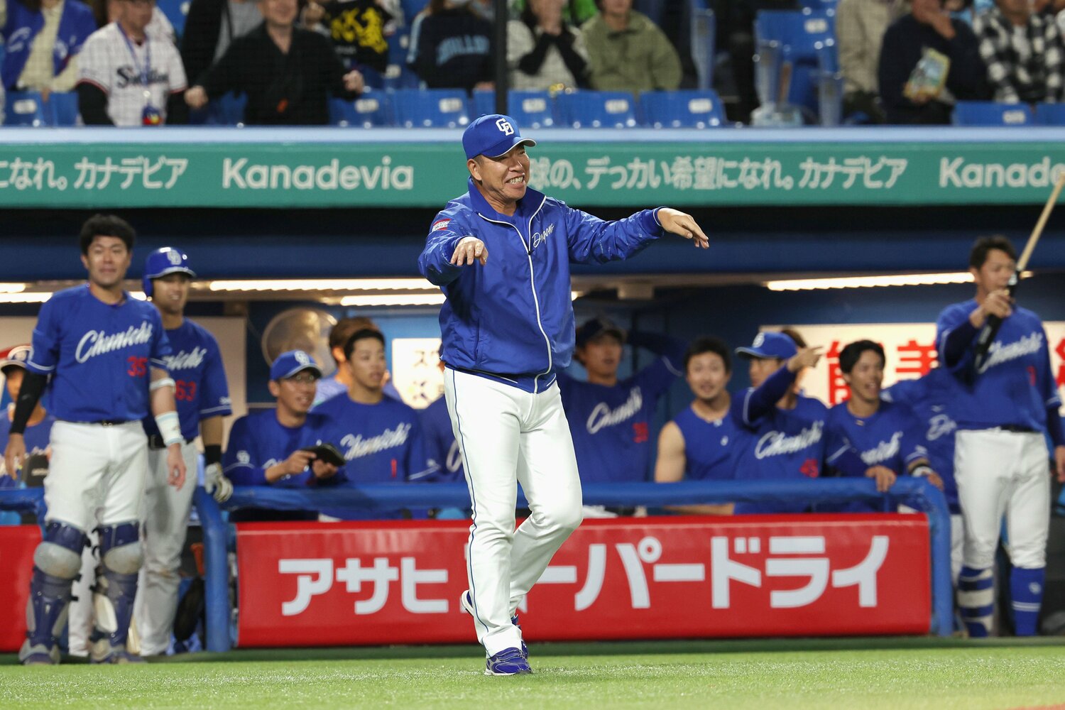 川越の右翼ポール際に放った打球がファウル判定され、リプレー検証を求める中日の井上一樹監督 ©︎JIJI PRESS