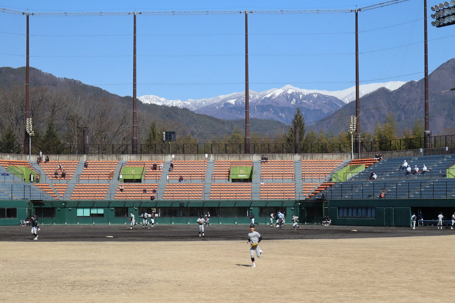 雄大な自然が見守る中で高校球児は一球一打を楽しんでいた©Kou Hiroo