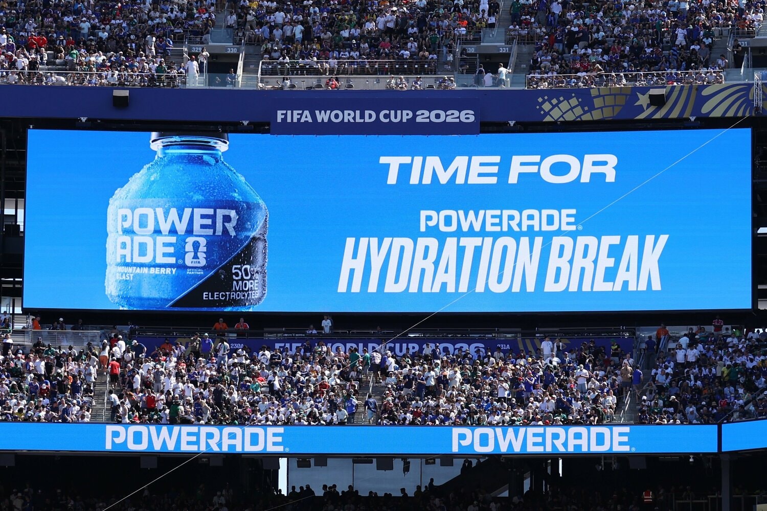 「ハイドレーションブレイク」中の場内はこんな感じ ©Getty Images