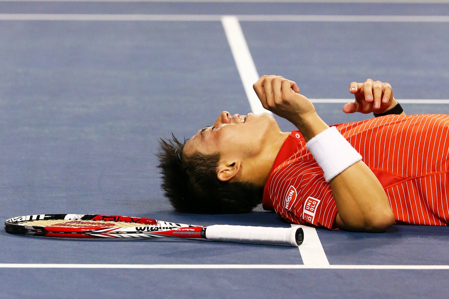フィーバーが絶頂に達していた2014年ジャパンオープンに優勝してコートに倒れ込んだ ©Getty Images