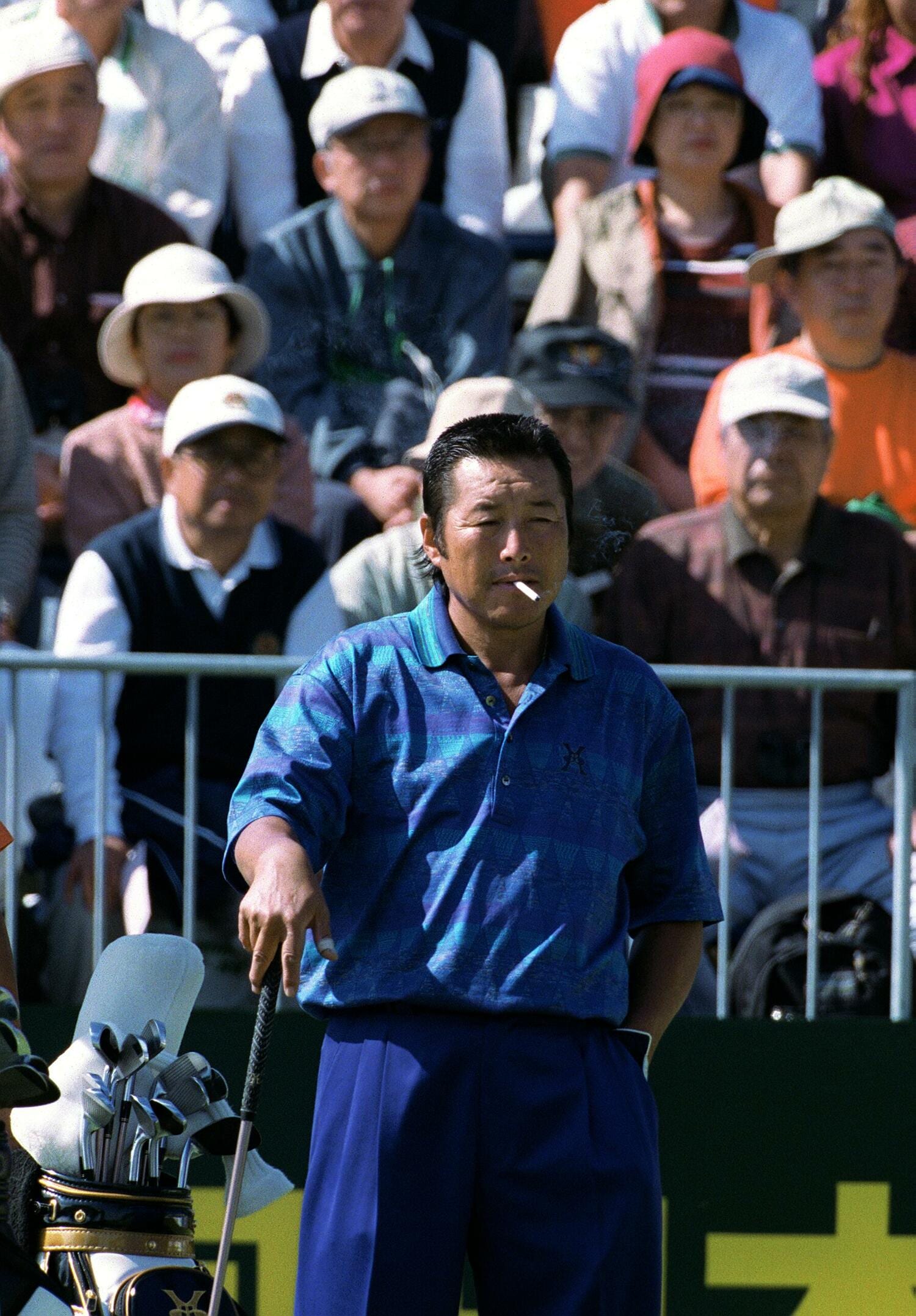 ティーグラウンド上で、くわえタバコの尾崎将司（2000年日本オープン）©︎JIJI PRESS
