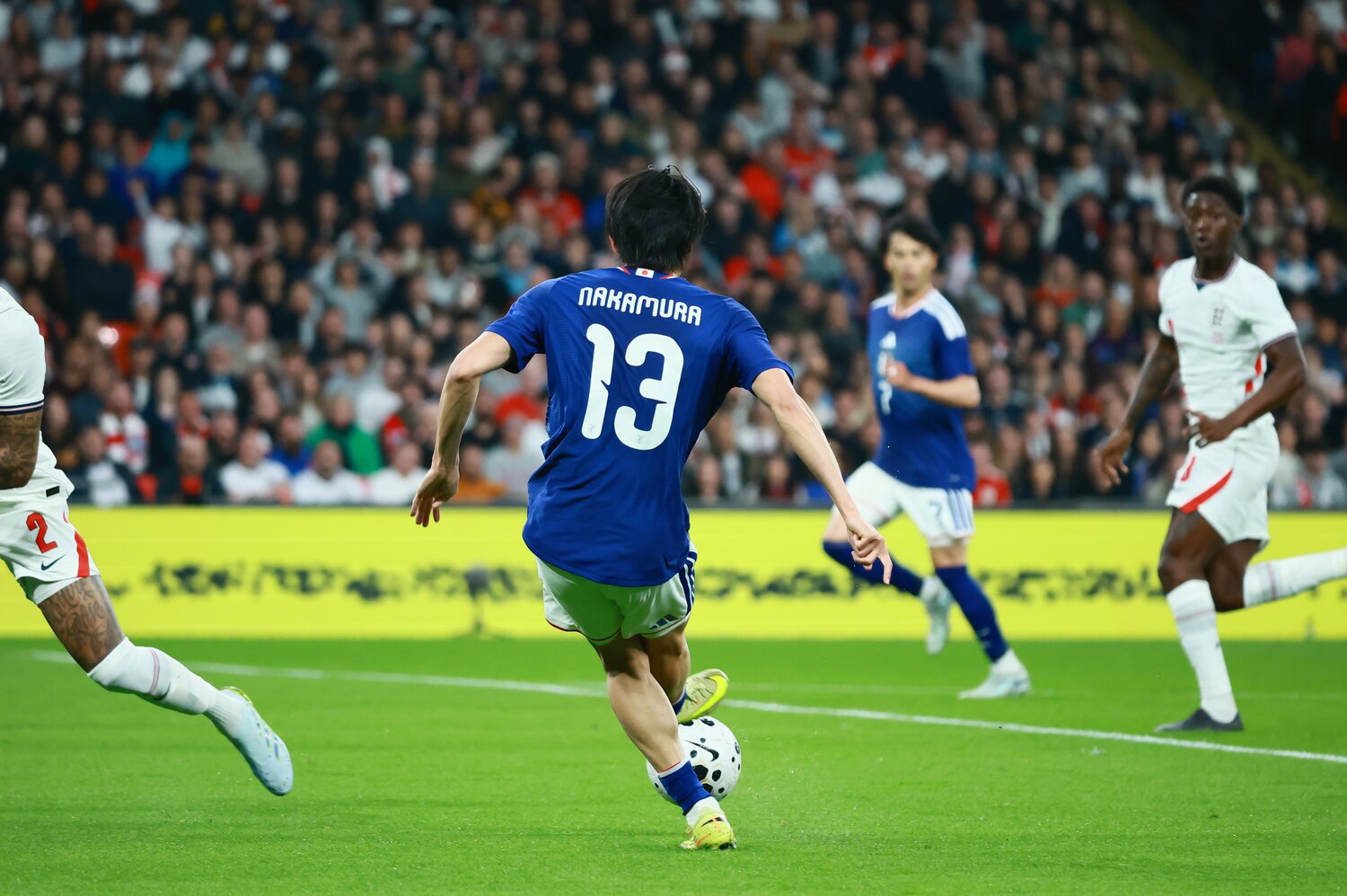 前半23分、三笘薫のゴールシーン【1枚目／全2枚】。中村敬斗からの美しいラストパス　©AFLO