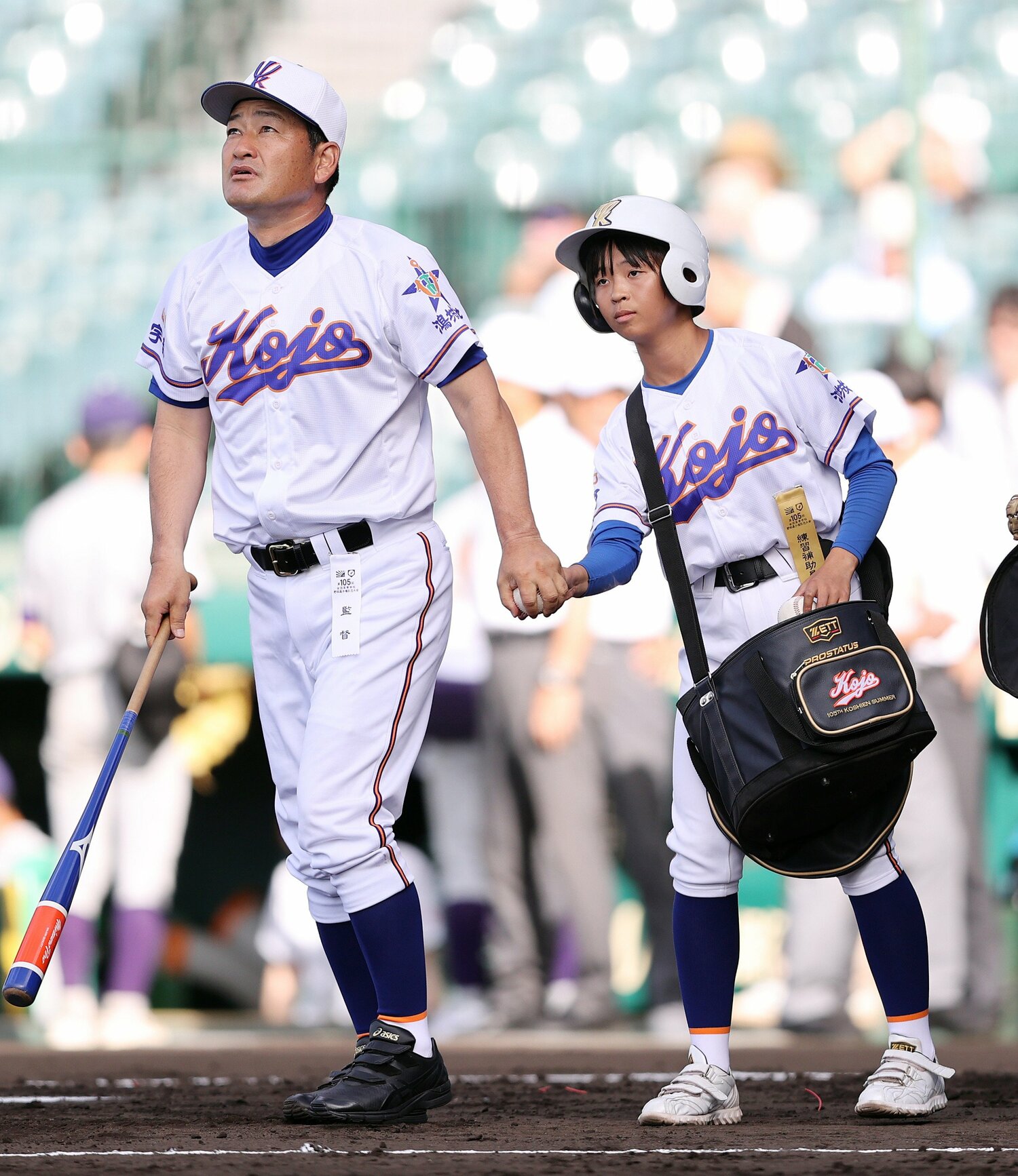 試合前、ノックの補助をする宇部鴻城の女子部員・岡野美和さん　©JIJI PRESS