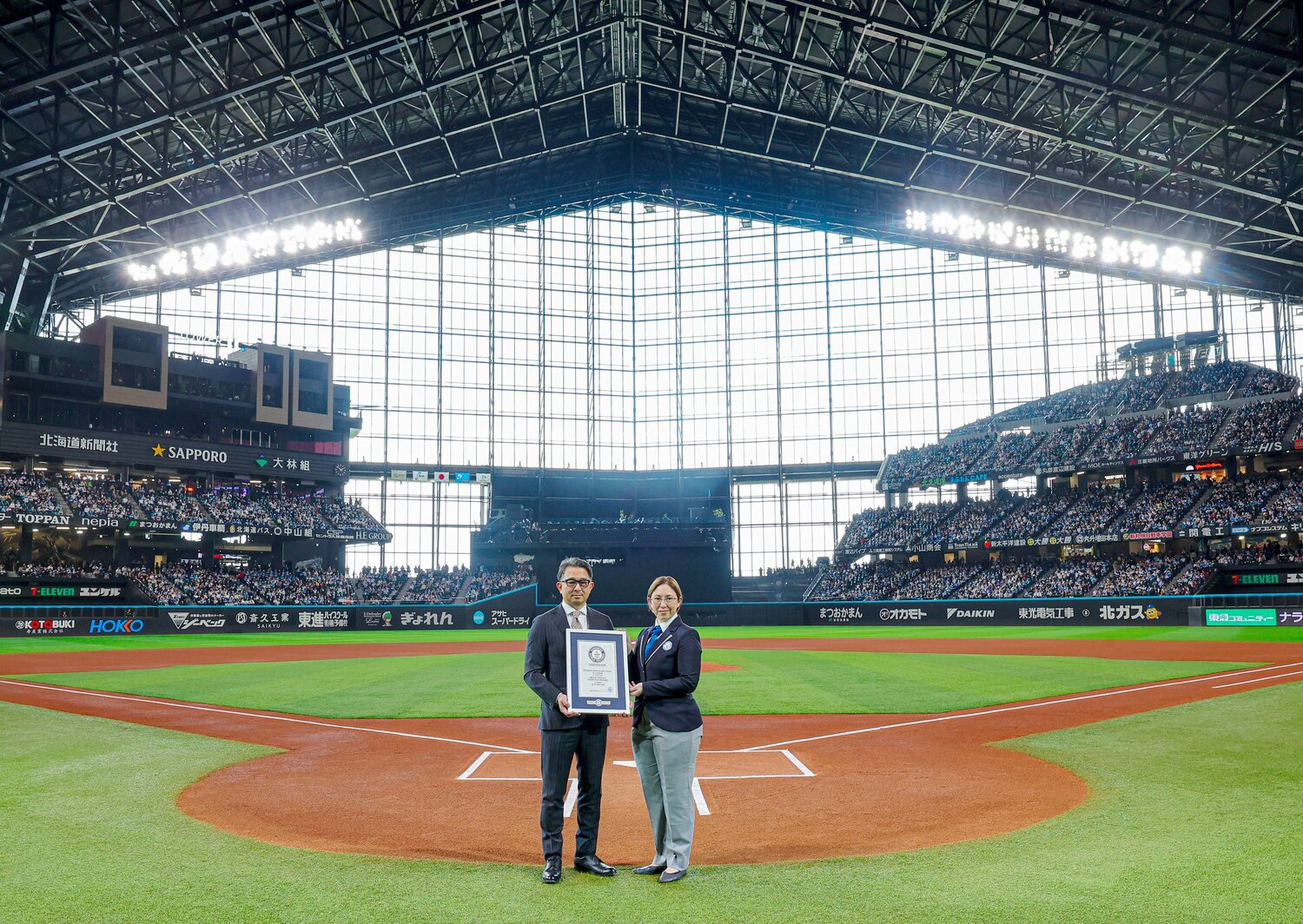 日本ハムの本拠地、エスコンフィールド北海道。「スタジアムにおける最大の連続したガラスファサード（壁面）」としてギネス世界記録に認定された ©JIJI PRESS