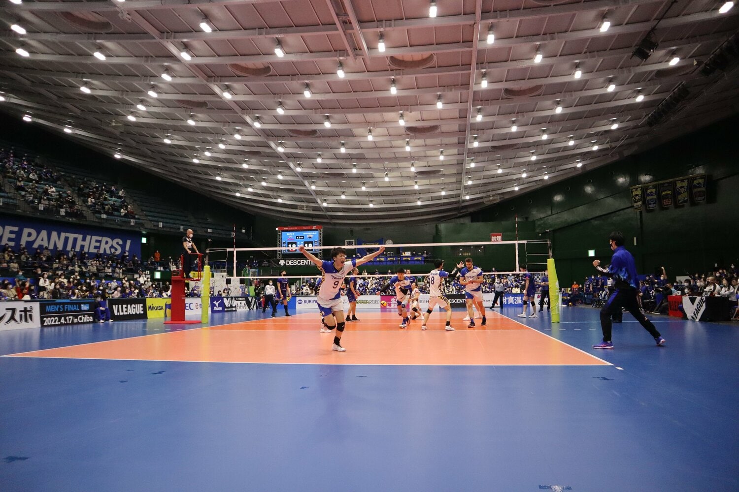 サービスエースを決めるなど富田（9番）らの活躍でパナソニックに競り勝った東レ　©︎TORAY ARROWS