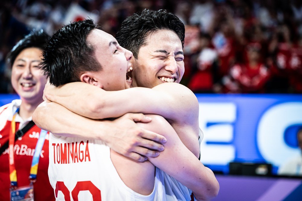 学年は違えど同じ22歳の富永とは、これからの代表チームを引っ張っていくことになる ©FIBA