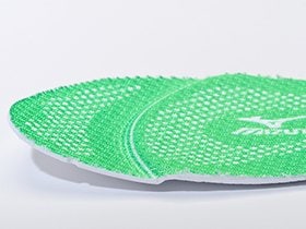 この微妙な段差が、Beの真骨頂だ。インソールの段差が、ちょうど足裏にある指の付け根の出っ張りにくるように履く。すると指先に適度な負荷がかかり、足の裏や脹脛などの筋肉を鍛えることができる。 