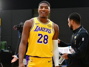 「コーチする中で一番好きな選手だ。内緒だよ」すっかり“古株”な八村塁にレイカーズ指揮官が託した“新しい役割”とは? レブロンと目指すNBA優勝