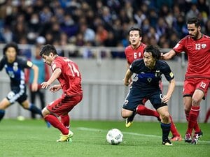 なぜ岡崎へのスルーパスは少ないか。日本最強FWの「一度引く」という技。