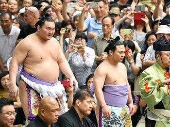 相撲は本当に体重が重い方が有利？番付が上がるほど小さくなる影響度。＜Number Web＞ photograph by Kyodo News