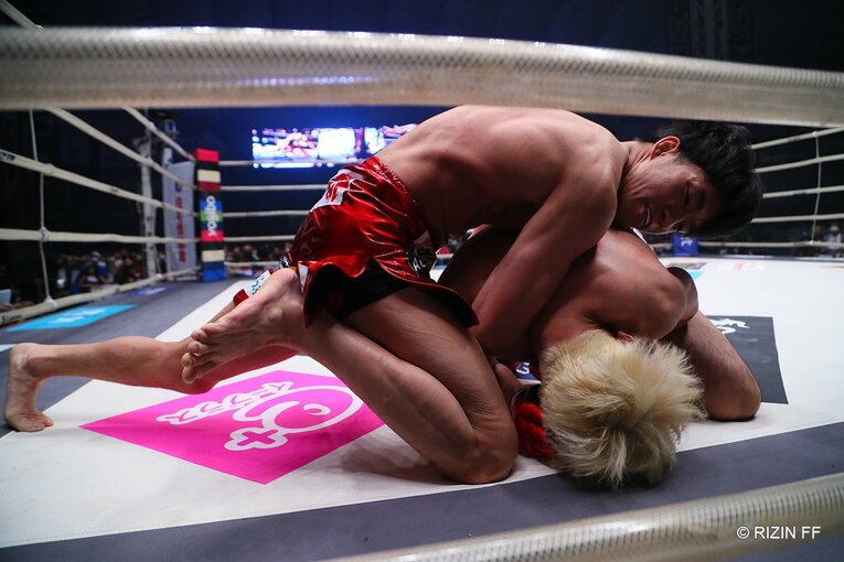【RIZIN】朝倉海の勝因と朝倉未来の敗因は同じ？ なぜ弟は“フルスイング8連発”で勝ち、兄は三角絞めで失神したのか(17)