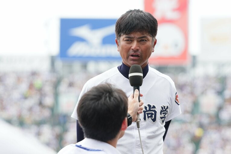 優勝監督インタビューのお立ち台に立つ比嘉公也監督 ©JMPA