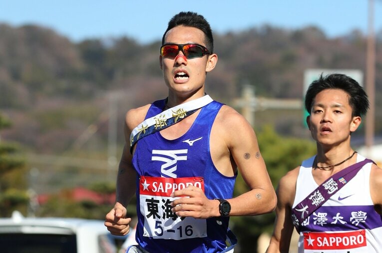 4区を走る東海大「黄金世代」の館澤。先行されて見えるはずがなかった青学大の監督車の姿が見えてきて……　©AFLO