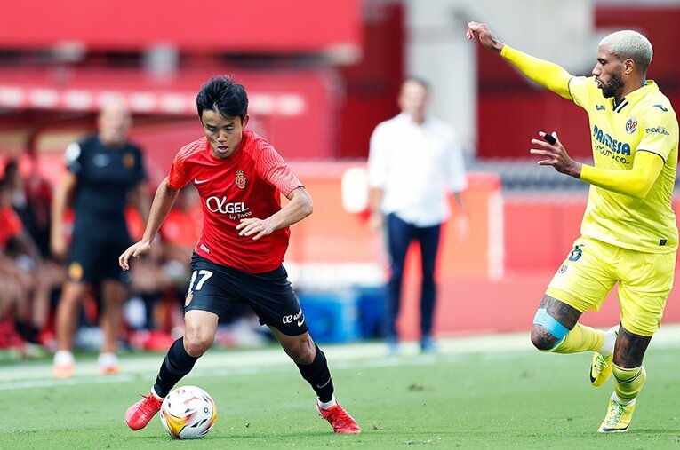 「クボ、ユニフォームちょうだい！」久保建英の“ティキタカ”は地元の子供、タクシー運転手にも人気… ビジャレアル相手に見せた敬意とは〈激写〉(18)