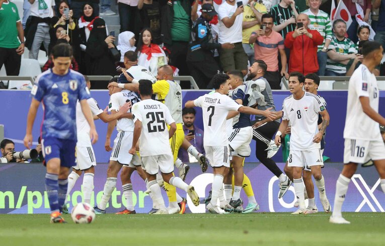追加点を奪い大喜びのイラクイレブン。前半終了間際の失点はあまりに痛かった　©JIJI PRESS