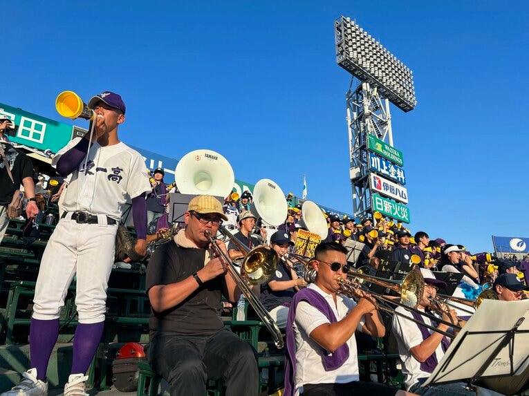 『西部警察 パート2』のテーマ曲を爆音で吹き鳴らす姿は何ともいえぬ迫力がある ©Yukiko Umetsu 