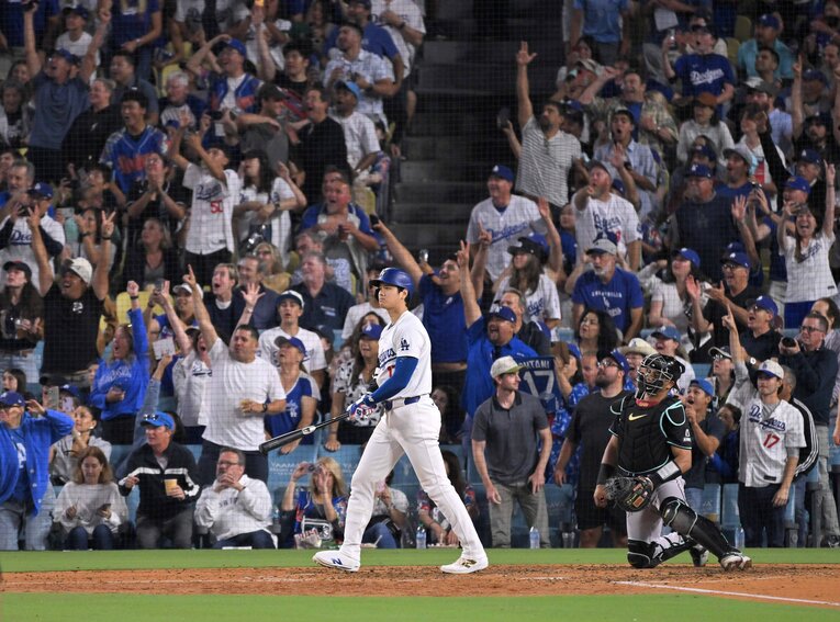 ダイヤモンドバックス戦での豪快な第27号HRにドジャースタジアムのファンも大喜び　©JIJI PRESS