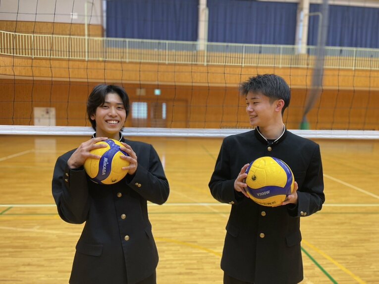 セッター井上大和（右）と笑顔を見せる星原優来　©︎Yuko Tanaka