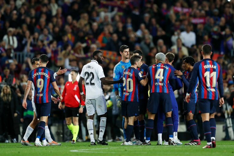 「バルサがメッシ退団後初のリーガ制覇」間近なクラシコの“喜びと憎しみ、一瞬のリスペクト”を撮った「18歳ガビが倒れたレアルDFを…」(40)