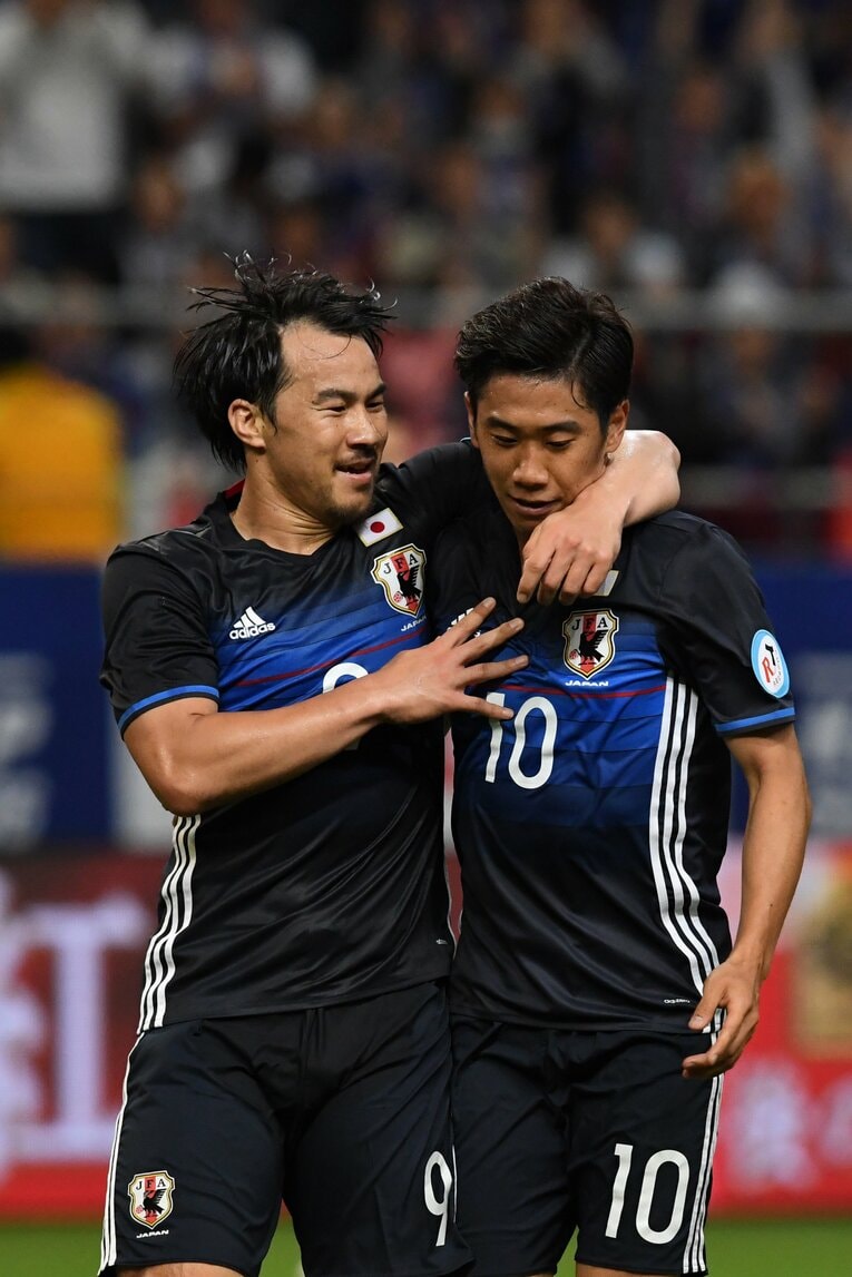 日本代表でも長らくともにプレーをした岡崎（左）と香川　©︎Getty Images