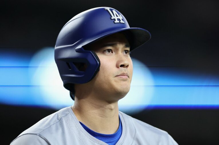 エンゼルス時代と異なり、ドジャースにおいては「特別扱い」をされていない大谷翔平。デーブ・ロバーツ監督とも健全な関係性を築いている ／ photograph by Getty Images