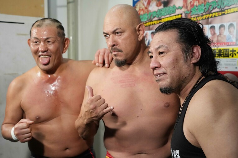 鈴木みのる、MAZADAとポーズを取る太陽ケア　©Essei Hara