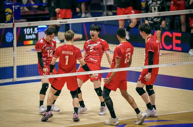 イラン戦ではサービスエースで悪い流れを断ち切った大塚達宣　©︎Volleyball World