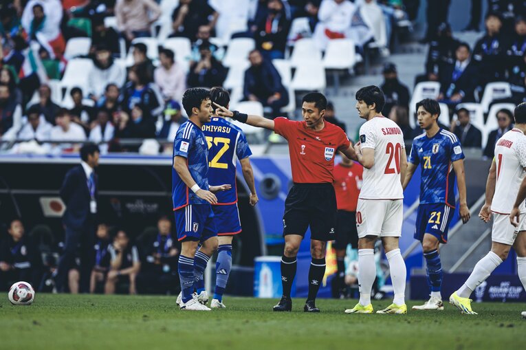 イラン代表アズムンと言葉をかわす遠藤航　©︎Kiichi Matsumoto