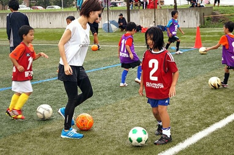 未来のなでしこジャパン入りを目指す!?　体格差がそれほど無い世代だと、男子と遜色ないプレーをする女子選手もいる。