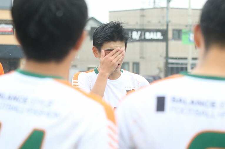 内間は涙を流しながら試合を振り返った ／ photograph by Takahito Ando