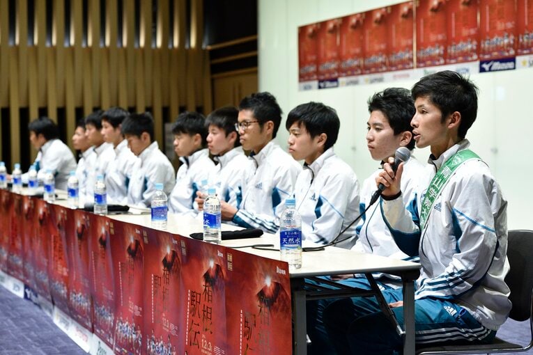 第92回箱根駅伝での青学大メンバー。右から2番目に中村　©Hirofumi Kamaya