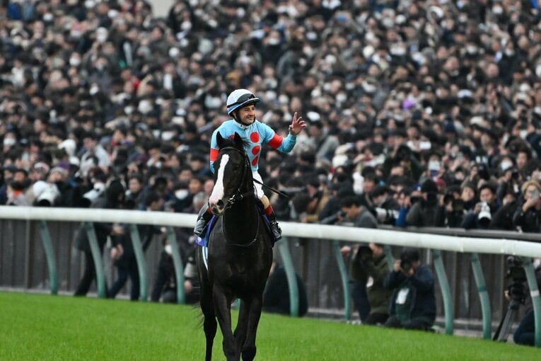 イクイノックスとルメールのウイニングラン　©Keiji Ishikawa