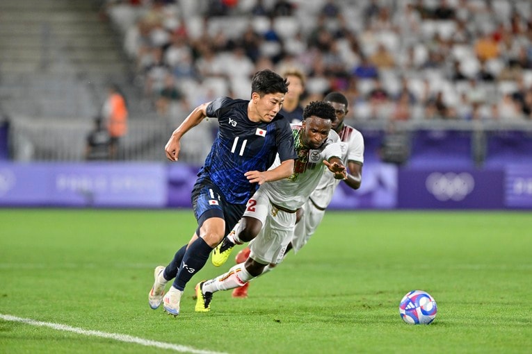 マリ戦で決勝点を演出した細谷真大の「重戦車ドリブル」（1枚目／全5枚）©Takuya Nakachi/JMPA