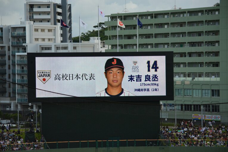 末吉良丞の紹介に沸く沖縄セルラースタジアム那覇　©Takarin Matsunaga